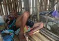 Beratapkan Daun Kering, Kakek Penderita Hernia Ini Tinggal Seorang Diri di Gubuk Pinggir Sungai