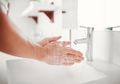 Pakai Hand Sanitizer Lebih Efektif Dibanding Cuci Tangan dengan Sabun dan Air? Ini Penjelasan Ahli