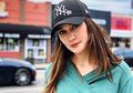 Bukannya Bersenang-senang, Luna Maya Justru Tertangkap Kamera Berjalan Tertatih Dengan Kruk Saat di Amerika, Ada Apa?