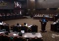 Hakim MK Singgung Saksi 02 : Malam-malam Begini Masih Pakai Kacamata Hitam