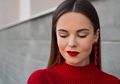 Simak Cara Pilih Lipstik Merah Agar Hasil Makeup Kamu Tidak Terkesan Lebih Tua dan Menor