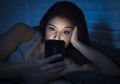 Mulai dari Timbukan Sakit Kepala hingga Gangguan Menstruasi, Jangan Lagi Letakan Handphone di Bawah Bantal