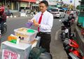 Bikin Gagal Fokus! Penjual Mi Lidi Ganteng Ini Curi Perhatian Pembelinya dengan Tampil Perlente
