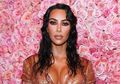 Kim Kardashian, Tutupi Bercak Psoriasis di Kaki dengan Cara Ini