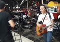 Nggak Perlu Siapin Recehan, Kini Bayar Pengamen Bisa Pakai Go-Pay