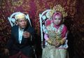 Viral Foto Duda Berumur 65 Tahun Menikah Dengan Gadis 18 Tahun, Awalnya Diperkenalkan Lalu Berakhir di Pelaminan