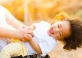 Hentikan Sekarang Juga! Kebiasaan Menggelitik Anak Dapat Sebabkan Komplikasi Medis Serius