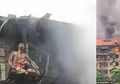 Ayah Ibu Ini Rela Gunakan Tubuhnya Sebagai Tameng untuk Lindungi Anaknya dari Kobaran Api