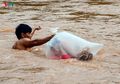 Foto Perjuangan Anak-anak untuk Sekolah, Masuk ke Dalam Plastik Lalu Pria Ini Menyeberangkan Mereka di Sungai