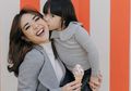 Mirip dari Ujung Kepala Hingga Kaki, Lihat Gaya Gisella dan Gempita Saat Foto Bareng di Australia