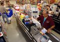 Hidup Tanpa Plastik Kok Malah Diledek? Bawa Tas Daur Ulang Saat Belanja, Orang Ini Malah Diketawain Pegawai Supermarket