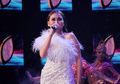 Seksi Banget! Ayu Ting Ting Manggung Pakai One Shoulder Dress dengan Belahan Rok Tinggi