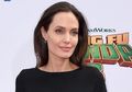 Pakai Kaftan, Intip Gaya Angelina Jolie Saat Jalan Bareng Putrinya