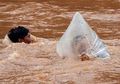 Viral Foto Perjuangan Pria Antarkan Anak-anak Sekolah, Bungkus Mereka dengan Plastik saat Sebrangi Sungai