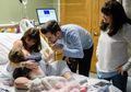 Sambil Menahan Sakit Akibat Kontraksi yang Dialaminya, Seorang Ibu Tetap Susui Anak Pertamanya, Bukti Besarnya Kasih Ibu