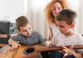 Yuk Ajari Si Kecil Bermain Musik, Bisa Tingkatkan IQ Hingga Buat Otak Berkembang Pesat