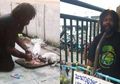 Kisah Gelandangan yang Jual Jeruk, Demi Bisa Beri Makan Kucing Jalanan
