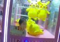 Inginkan Boneka Pikachu, Bocah 3 Tahun Ini Terjebak di Mesin Capit Selama 30 Menit
