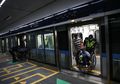 Nekat Duduk di Lantai Stasiun MRT? Siap-siap Kena Denda Rp 500 Ribu
