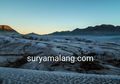 Bromo Tak Kalah Dingin, ini Penampakan Lautan Pasir Bromo Berubah Putih Bak Tertutup Salju