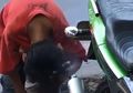 Hanya di Indonesia, Asap Knalpot Motor Digunakan Untuk Mengeringkan Rambut