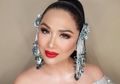Berusia 53 Tahun, Titi DJ Tetap Tampil Pangling Bak ABG dengan Makeup Super Bold