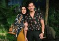 Sembuh dari Sakit, Fairuz A Rafiq Unggah Foto Romantis dengan Suami Sambil Pakai Tas dan Sepatu Mewah