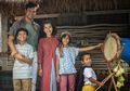 Dulu Terkenal, Sekarang Artis Ini Tinggal di Rumah dari Kayu Bekas Kapal Hingga Roda Bajak Sawah