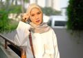 Jadi Ibu dari 4 anak, Zaskia Adya Mecca Tetap Kece Kenakan Flannel Shirt dan Sneakers