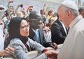 Viral Wanita Berhijab asal Semarang Bersalaman dengan Paus Fransiskus: Saya Mengaku Muslim dari Indonesia dan Minta Didoakan