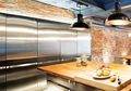 Cocok untuk Pria Single, Begini Asiknya Sentuhan Industrial di Dapur Bergaya Natural