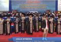 Rektor dan Guru Besar UNY Nyanyi Hip Hop Bareng 'Kill The DJ' di Acara Wisuda