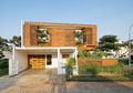 Bata Merah Bikin Rumah Hijau ini Humble dan Hangat, Lihat Juga 4 Tamannya yang Cantik!