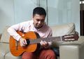 Nggak Pernah Dipamerin, Raditya Dika Kejutkan Netizen dengan Skill Bermain Gitar