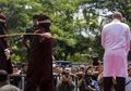 Nekat Berzina Lalu Dapat Hukuman Cambuk 100 Kali, Seorang Pria di Aceh Sudah Tumbang Duluan di Cambukan ke-74