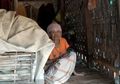 Kisah Pilu Nenek Amur, Tinggal Sebatang Kara di Gubuk Reot dan Sering Teriak-teriak Saat Minta Makan