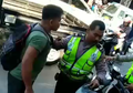 Tak Segarang Saat Duel, Pengendara Motor Bertubuh Kekar Kini Minta Maaf Sambil Bersimpuh di Kaki Polisi