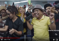 Tak Peduli Situasi Sekitar, Pria Berbaju Kuning Tetap Asik Goyang Saat 2 Emak-emak Ribut di Konser Glenn dan Tompi