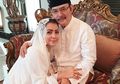 Rayakan Anniversary Pernikahan, Begini Gaya Seksi Mayangsari Saat Potong Tumpeng
