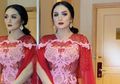 Penampilan Simpel Krisdayanti Naik Kereta, Kenakan Tas Pinggang Mewah yang Curi Perhatian