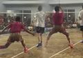 Suguhkan Aksi Nyeleneh di Tengah Pertandingan, Permainan Bulu Tangkis Pria Ini Justru Berhasil Memukau Penonton