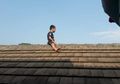 Takut Disunat, Seorang Bocah Memanjat Atap Rumah, Baru Mau Turun Setelah Orang Tua Lakukan Ini