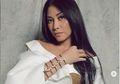 Masuk Jajaran Artis Terkaya Se-Asia, Tengok Penampilan Anggun C Sasmi Saat Pulang Kampung ke Kroya, Nyekar Pakai Daster dan Sendal jepit!