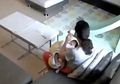 Ibu Ini Curiga Banyak Susu yang Dihabiskan Bayinya Tak Wajar, Setelah Lihat CCTV, Barulah ia Tahu 'Tindakan Menjijikkan' yang Dilakukan Pengasuhnya