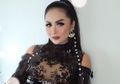 Nggak Pakai Dress Mewah, Krisdayanti Tampil Cantik Simpel Pakai Kebaya Brokat dan Riasan Tebal