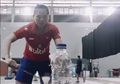 Bukan Pake Kaki, Greysia Polii Lakukan Bottle Cap Challenge Pakai Shuttlecock