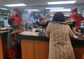 Viral Foto Seorang Ibu Rela Membelikan Ayam untuk 2 Anak Kecil Tak Mampu di Sebuah Restoran Cepat Saji