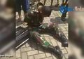 Seragaman Lengkap, Oknum TNI Pencuri Kotak Amal Masjid Jadi Tontonan Warga Saat Tertangkap