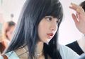 Biasa Tampil Pirang, Lisa BLACKPINK Ganti Gaya Pakai Rambut Hitam