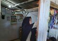 Miris! Guru Honorer Ini Tinggal di WC Sekolah, Ternyata Gajinya Cuma Segini